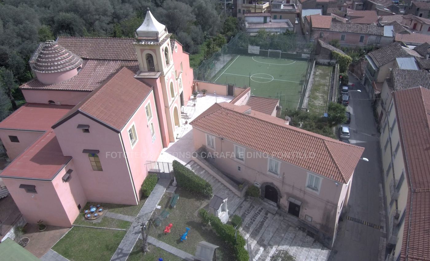 Veduta dall’alto della chiesa e delle case intorno, con i tetti in cotto.