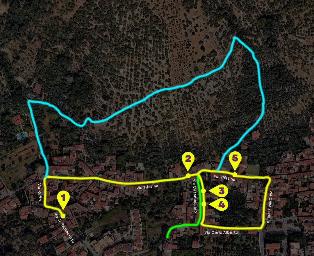 Mappa dall’alto del centro di Santa Barbara con l’itinerario delle cantine segnato in giallo lungo via Tifatina, via Casamassaro e via Carlo Alberto, e cinque tappe numerate.